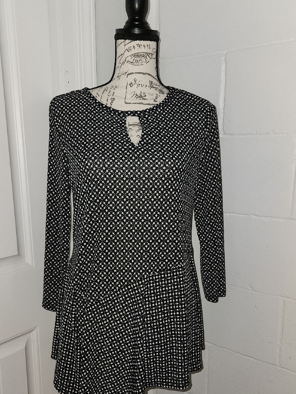 Dana Buchman Asymmetric Keyhole Blouse With Geometric Print 3/4 Sleeve Size M